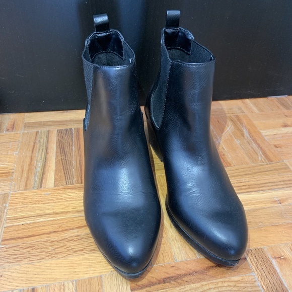 Forever 21 - Chelsea Booties - 6.5 US / 37.5 UK - Picture 1 of 4